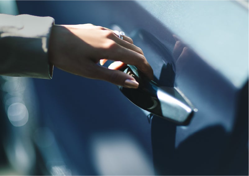 A hand gracefully grips the Light Touch Handle of a 2023 Lincoln Aviator® SUV to demonstrate its ease of use | Pierre Lincoln in Lynnwood WA
