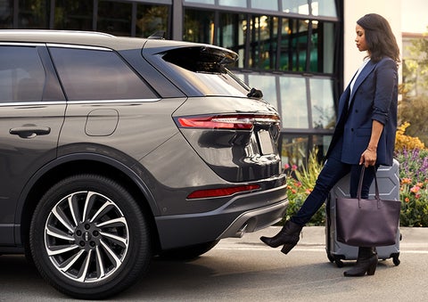 A woman with her hands full uses her foot to activate the available hands-free liftgate. | Pierre Lincoln in Lynnwood WA
