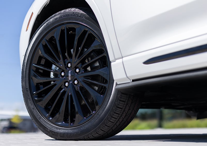 The stylish blacked-out 20-inch wheels from the available Jet Appearance Package are shown. | Pierre Lincoln in Lynnwood WA