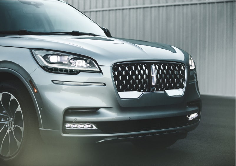 The available adaptive pixel LED headlamps of the 2023 Lincoln Aviator® SUV activated | Pierre Lincoln in Lynnwood WA